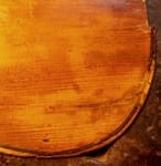 hegedű tető részlet A tető igen vékony,1 mm alatt van alul. Toldás is látható.