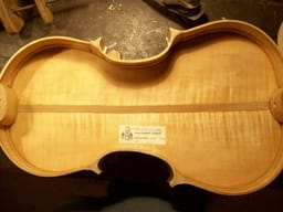 brácsa háta és kávája lecsukás előtt brácsa háta és kávája lecsukás előtt