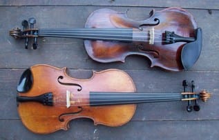 két hegedű