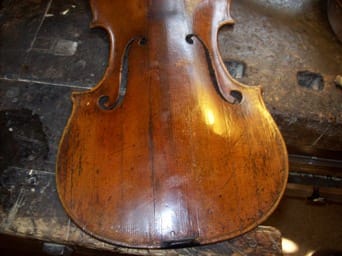 a tető kívülről a repedésekkel a tető kívülről a repedésekkel