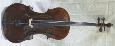 megőrizte patináját