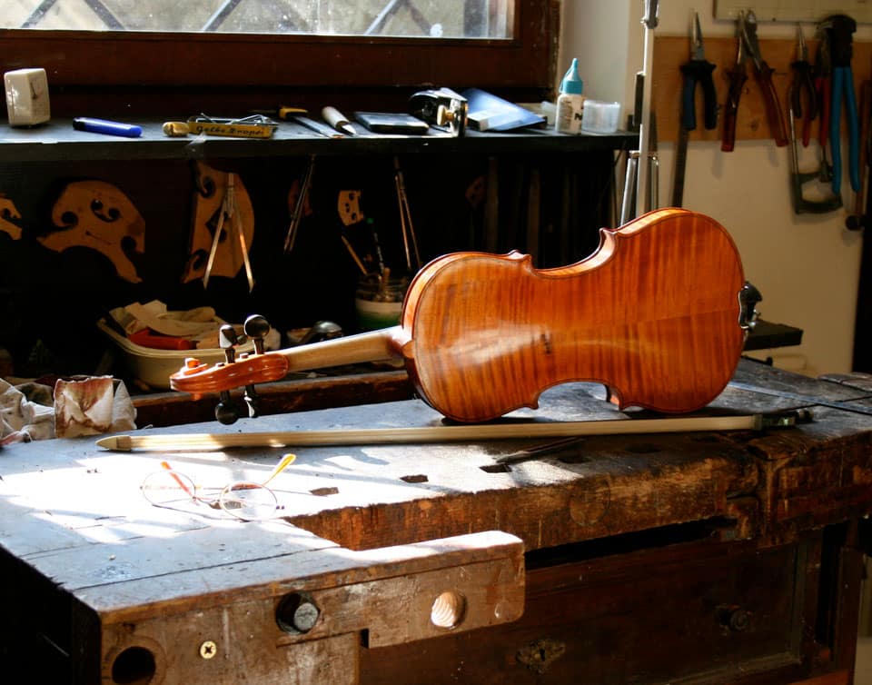 hegedű a gyalupadon